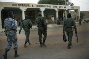 Des soldats maliens patrouillent à Tombouctou, le 1er février 2013. © Jerome Delay/AP/SIPA