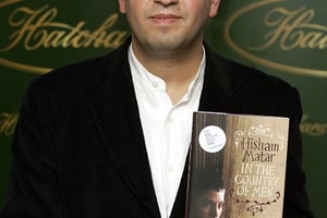 Hisham Matar, nominé pour le Booker Prize, avec son livre « Au pays des hommes », à Londres, le 10 octobre 2006. © KIRSTY WIGGLESWORTH/AP/SIPA