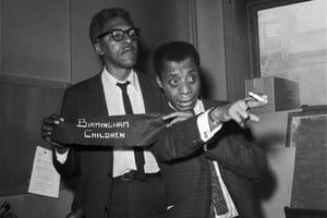 L’auteur James Baldwin, à droite, et le directeur adjoint de la marche de Washington Bayard Rustin, à gauche, lors d’une conférence sur les incidents concernant les droits civils,  à New York, le 24 février 1963. © AP/SIPA