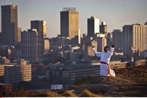 Prière sur une colline dominant Johannesburg le 13 juillet 2013. © Ben Curtis/AP/SIPA