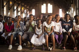Des enfants Rwandais prient à Kigali en 2014. © Ben Curtis/AP/SIPA
