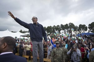 Paul Kagamé s’adresse à la foule quatre mois avant le référendum, à Kinigi, Rwanda, le 5 septembre 2015. © Ben Curtis/AP/SIPA
