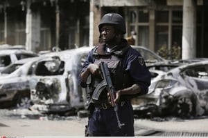 Un officier de police burkinabè devant l’hôtel Splendid à Ouagadougou au Burkina Faso, le 17 janvier 2016. © Sunday Alamba/AP/SIPA
