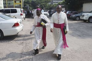 Deux membres du clergé catholique congolais chargés de la médiation entre le pouvoir et l’opposition se rendent à une réunion à Kinshasa le 21 décembre 2016. © John Bompengo/AP/SIPA