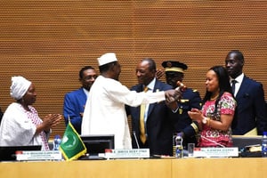 Le Tchadien Idriss Déby Itno et Alpha Condé, son successeur à la tête de l’Union africaine, le 30 janvier 2017, à Addis-Abeba. © SIPA