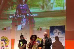 De g.à.dr. Kahi Lumumba, initiateur des Adicom Days, et Maame Adjei, l’une des actrices de la célèbre série ghanéenne An African City, le 2 mars 2017 à Paris. © Trésor Kibangula/J.A.