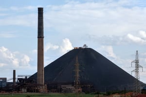 La cheminée et le terril de la Gécamines, symboles de la ville de Lubumbashi, capital de la riche province minière du Katanga, au sud est de la République démocratique du Congo, le 8 mars 2015. © Gwenn Dubourthoumieu pour Jeune Afrique