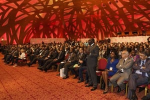 Jeune Afrique organise depuis plusieurs années le CEO Forum. Ici Henri Claude Oyima, fondateur du Groupe BGFI Bank (debout), devant un important public d’hommes d’affaires et de responsables politiques à l’Africa Ceo Forum, à Abidjan, en mars 2016. © Jacques Torregano/AFRICA CEO FORUM/JA.