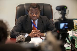 Lambert Mende Omalanga, ministre de la communication et des médias et porte-parole du gouvernement de la République démocratique du Congo, s’adresse à la presse à la suite de violentes manifestations de l’opposition à Kinshasa le 19 septembre 2016. © Gwenn Dubourthoumieu pour JA