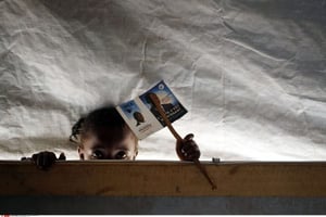 Une petite fille réfugiée dans le camp de Mpoko à Bangui pendant les élections présidentielles en février 2015. © Jerome Delay/AP/SIPA