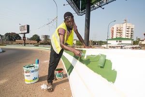 Renovation des ronds points et espaces verts de la ville sous l’impulsion du gouverneur Mathurin Bangoura, Conakry, Guinée, janvier 2017. © Youri Lenquette/JA