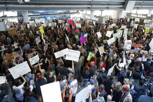 Plusieurs centaines de personnes manifestent à l’aéroport de Los Angeles contre le décret sur l’immigration de Donald Trump en janvier 2017. © Ryan Kang/AP/SIPA