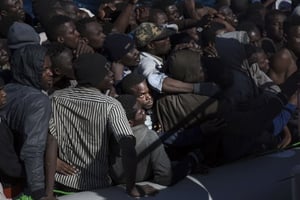 Sur le bateau d’une ONG en Méditerranée, au large des côtes libyennes, en janvier 2017. © Sima Diab/AP/SIPA