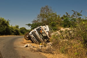 Un camion accidenté dans le Fouta, en Guinée, en janvier 2010. © Youri Lenquette