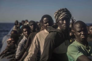 Des migrants originaires d’Afrique subsaharienne sur une embarcation en Méditerranée, en mars 2017, près de la Libye (photo d’illustration). © Santi Palacios/AP/SIPA