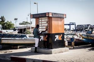 Kiosque de Orange Money dans le quartier de Soumbedioun à Dakar (Sénégal), le 30.10.2014. © Sylvain Cherkaoui pour Jeune Afrique
