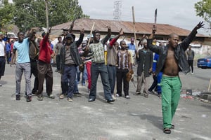 Des hommes manifestent contre les étrangers qui résident en Afrique du Sud, en avril 2015, à Johannesburg. © Shiraaz Mohamed/AP/SIPA