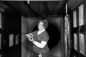 Mary Jackson, en 1977. Elle fut la première femme noire ingénieure de la Nasa, un poste supérieur à celui des « simples » mathématiciens du centre de recherche de Langley. © NASA/donaldson collection/getty images
