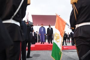 Le roi du Maroc au côté du président de la Côte d’Ivoire, Alassane Ouattara,à l’aéroport d’Abidjan, le 24 février. © kambou sia/AFP