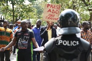 Des producteurs protestent contre l’immobilisation de plusieurs tonnes de cacao dans le port d’Abidjan, en février 2017. © ISSOUF SANOGO/AFP