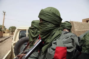 Des soldats maliens accompagnés d’anciens rebelles en patrouille à Gao, dans le nord du Mali, le 23 février 2017. © Baba Ahmed/AP/SIPA
