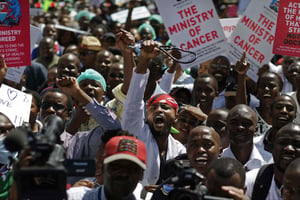 Des médecins kényans défilent dans les rues lors de la plus longue grève de leur histoire, en février 2017. © Ben Curtis/AP/SIPA