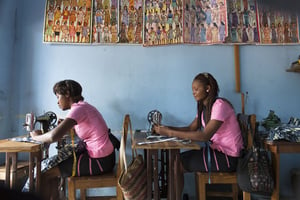 Dans un atelier de couture dans la ville de Lomé, en 2014. © Jacques TORREGANO pour Jeune Afrique