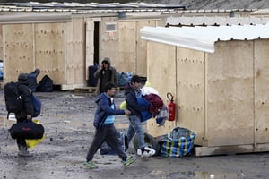 Vue de l’intérieur du camp de migrants de Grande-Synthe, près de Dunkerque, dans le nord de la France, en mars 2016. © Michel Spingler/AP/SIPA