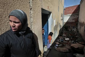 Une femme devant sa maison à Tunis en Tunisie en mars 2011. © Lefteris Pitarakis/AP/SIPA