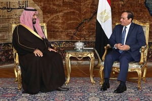 Rencontre entre Mohammed ben Salmane Al Saoud, ministre de la Défense et vice prince-héritier d’Arabie saoudite, et Abdel-Fattah el-Sissi, le président égyptien, au Caire le 15 décembre 2015. © Uncredited/AP/SIPA
