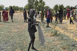 Des réfugiés attendent de recevoir de l’aide alimentaire au Soudan du Sud, en mars 2017. © Sam Mednick/AP/SIPA