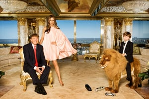 Donald et Melania Trump avec Barron, leur fils, dans leur luxueux appartement de la Trump Tower, à New York, en avril 2010. © Regine Mahaux/Getty Images