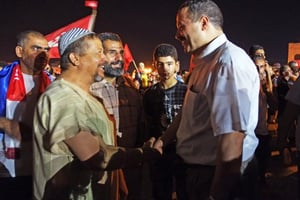 Le député d’Ennahdha Abdellatif Mekki, alors ministre de la Santé, saluant des sympathisants lors d’un meeting, le 3 août 2013, à Tunis. © Ons Abid