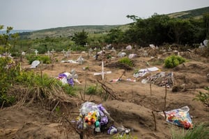 Le cimetière de Maluku, où 421 corps ont été inhumés dans la nuit du 18 au 19 mars 2015. © Federico Scoppa/AFP