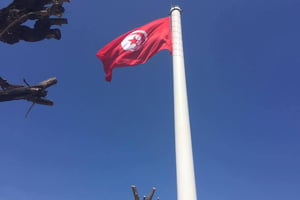 Le drapeau de la « Place du drapeau », sur les hauteurs du parc du Belvédère à Tunis, mesure 14 mètres sur 21 mètres et est fixé à un mât d’environ 65 mètres. © Présidence du gouvernement tunisien/Facebook