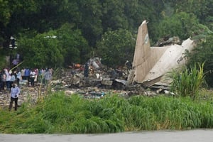 Des Soudanais sur le site du crash d’un avion cargo, le 4 novembre 2015 près de l’aéroport de Djouba au Soudan du Sud (photo d’illustration). © AFP