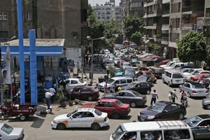 Voitures faisant la queue devant une station service au Caire le 26 juin 2013. © Hassan Ammar/AP/SIPA