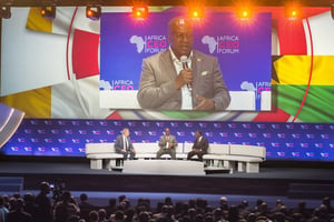 Patrick Smith (The Africa Report), Alassane Ouattara, Président de Côte d’Ivoire et John Dramani Mahama, Président du Ghana au Africa Ceo Forum, à Abidjan, en Côte d’Ivoire en 2016. © Eric Larrayadieu/AFRICA CEO FORUM/J.A