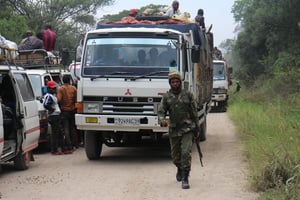 Un soldat congolais chargé d’escorter le convoi qui passe à travers le parc des Virunga, dans l’est de la RDC, le 14 février 2017. © Trésor Kibangula/J.A