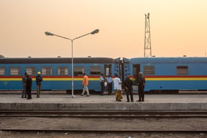 Le train express Kinshasa-Matadi au départ à la gare centrale de Kinshasa le 25 juin 2016. © Gwenn Dubourthoumieu pour JA.