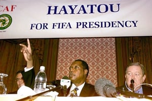 L’ex président de la Confédération africaine de football, Issa Hayatou, au Caire, le 16 mars 2002. © AMR NABIL/AP/SIPA