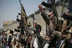 Des rebelles houthis scandent des slogans, à Sanaa, au Yémen en octobre 2016. © Hani Mohammed/AP/SIPA