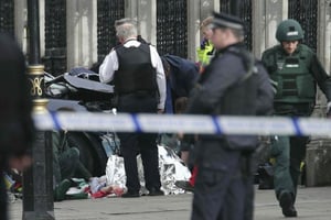 Des membres des forces de l’ordre se pressent autour du palais de Westminster, à Londres, après une attaque décrite comme « terroriste » par la police, le 22 mars 2017. © Yui Mok/AP/SIPA