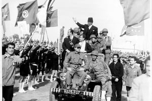 Le 1er juin 1955, après la proclamation de l’autonomie interne de la Tunisie, c’est le retour triomphal à Tunis de Bourguiba dans la jeep. Il est escorté par les compagnons qui menaient avec lui la lutte pour l’Indépendance. © Archives Jeune Afrique