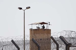 Un militaire égyptien dans un poste frontière dans le nord du Sinaï, près de la ville israélienne de Kerem Shalom, le 1er juillet 2015. © Ariel Schalit/AP/SIPA