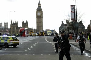 La police britannique en train de sécuriser les alentours du parlement britannique, à Londres, après l’attaque qui a coûté la vie à trois personnes le 22 mars 2017. © Matt Dunham/AP/SIPA