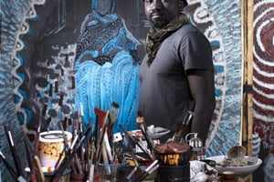La marque de fabrique de l’artiste sénégalais	? Il peint par petites touches colorées, nerveuses, sur des cartons de très grand format. © Fred Merz/lundi13