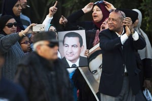 À l’annonce de son acquittement, le 2 mars, des partisans de Moubarak manifestent leur joie devant l’hôpital de Maadi, où il réside. © Amr Nabil/AP/SIPA