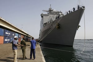 Des techniciens du port de Dakar en train d’amarrer le navire américain Fort McHenry pour un exercice d’entraînement militaire dans le Golfe de Guinée, le 5 novembre 2007. © REBECCA BLACKWELL/AP/SIPA