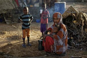 Une famille somalienne dans un camp de réfugiés en mars 2017, alors que le pays fait face à la plus grande catastrophe humanitaire depuis 1945. © Ben Curtis/AP/SIPA